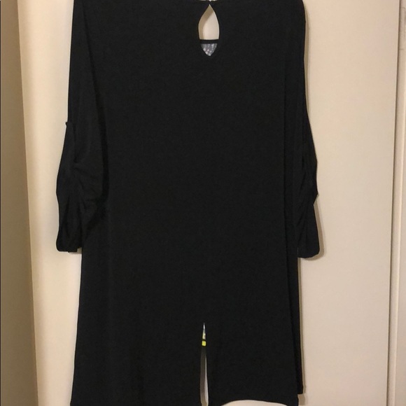 🚫SOLD🚫 Black Top w/Geometric Designs - Picture 4 of 6